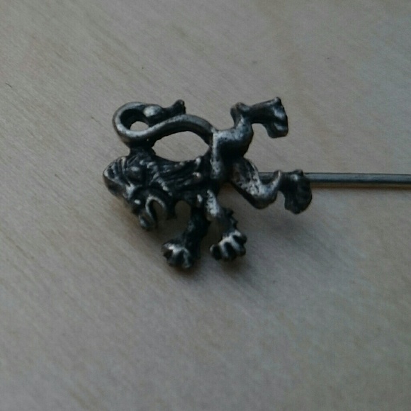 Antique Rampant Lion Pin - Picture 2 of 5